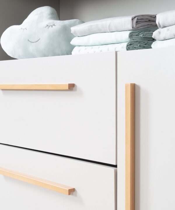 roba® Babymöbel-Set Lea - modernes schlichtes Babyzimmer Set aus Holz, (2-teiliges Set, Wickelkommode & Babybett 70 x 140 cm höhenverstellbar, Schlupfsprossen), Modernes Kinderzimmer mit Griffen aus Massivholz- Beige / Grau - Image 11
