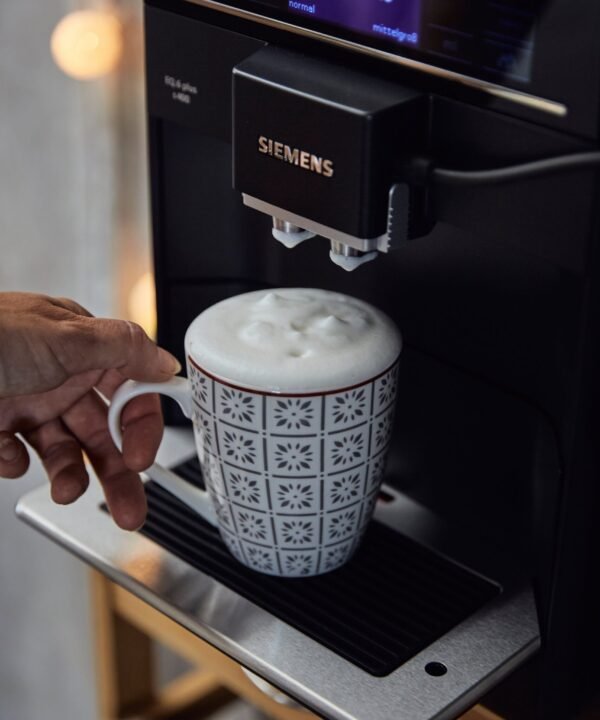 SIEMENS Kaffeevollautomat EQ6 plus s400 TE654509DE, Doppeltassenfunktion, Keramikmahlwerk, viele Kaffeespezialitäten, automatische Dampfreinigung, saphirschwarz - Image 11